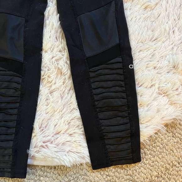 ALO Yoga Pants - Alo Yoga Moto leggings